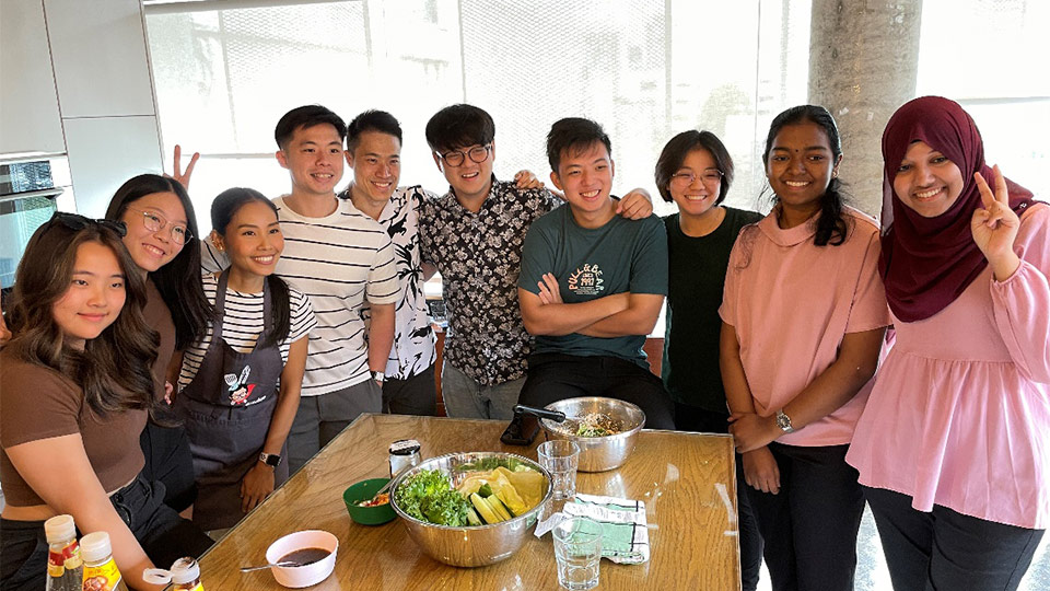 The USLS delegates getting ready to prepare a vegetarian Pad Kra Pao at The Courageous Kitchen, a non-profit organisation that offers food aid and food education to the less privileged