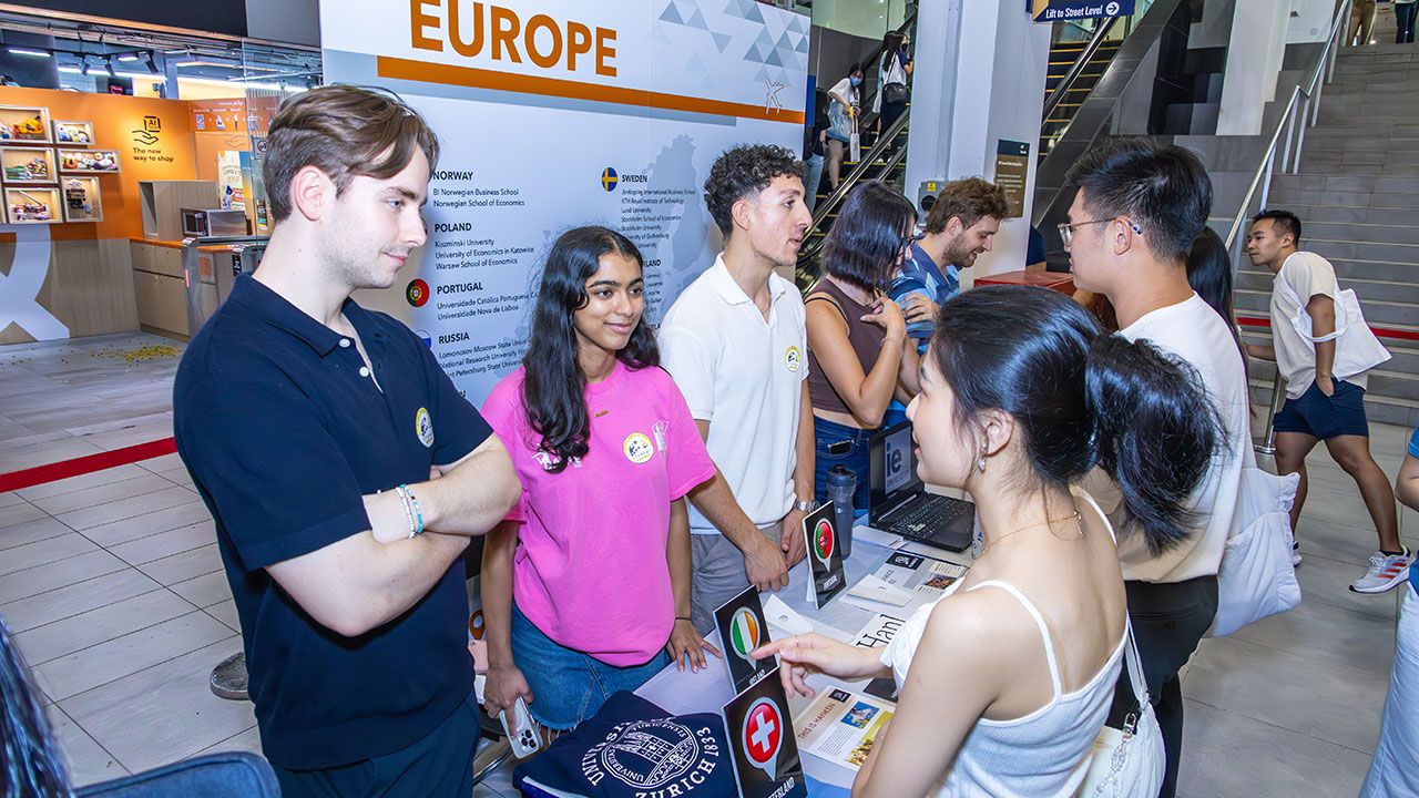 Students talking to prospective students at the Study Abroad Fair